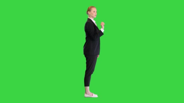 Mujer rubia interactuando con una pantalla de realidad virtual en una pantalla verde, Chroma Key. — Vídeos de Stock