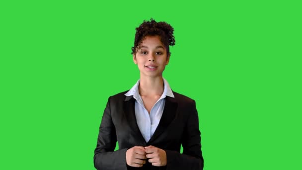 Afrikansk AMERIKANSKA affärskvinna talar i kameran och pekar på ett tomt utrymme på en grön skärm, Chroma Key. — Stockvideo