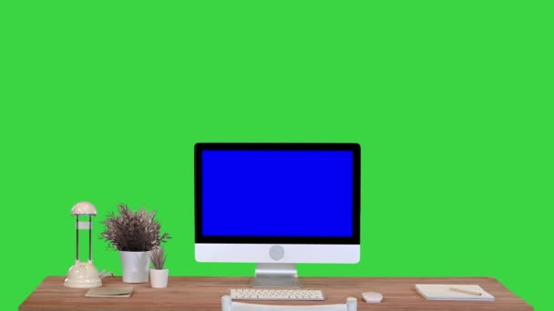 Ordinateur personnel moderne avec écran blanc sur écran de bureau Maquette Affichage sur un écran vert, Chroma Key. — Video