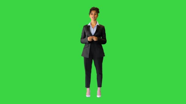 Joven dama negra hablando en cámara y señalando algo en una pantalla verde, Chroma Key. — Vídeos de Stock