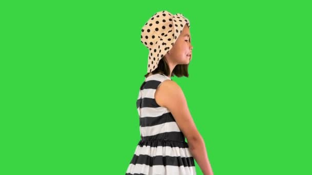 Frumoasă fată asiatică în rochie de soare și o pălărie de vară mergând pe un ecran verde, Chroma Key . — Videoclip de stoc