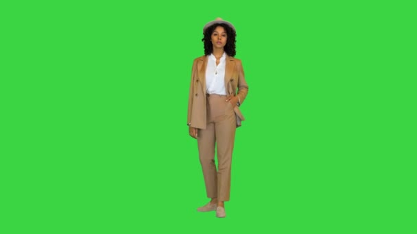 Όμορφη μαύρη κυρία με καπέλο που ποζάρει σε πράσινη οθόνη, Chroma Key. — Αρχείο Βίντεο