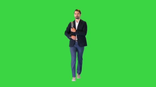 Bonito jovem empresário com mochila andando em uma tela verde, Chroma Key. — Vídeo de Stock