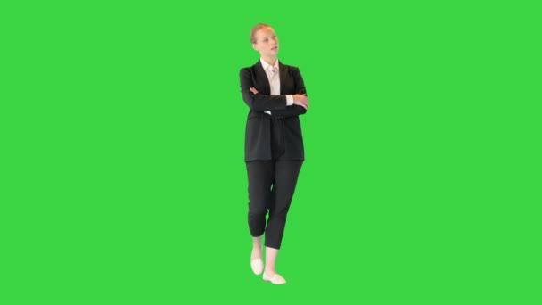 Νεαρή γυναίκα που περπατά μέσα από μουσείο ή έκθεση κοιτάζοντας προς τα πλάγια σε μια πράσινη οθόνη, Chroma Key. — Αρχείο Βίντεο