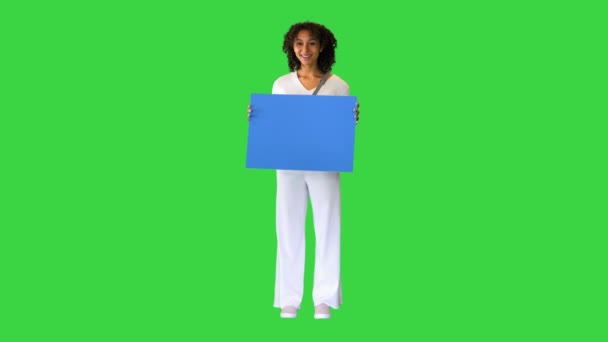 African American woman holding a blank blue sign on a Green Screen, Chroma Key. — Stock Video