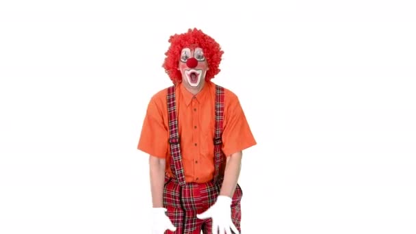 Klaun kráčející komickým způsobem ke kameře na bílém pozadí. — Stock video