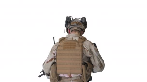 Ranger en uniforme de combat marchant sur fond blanc. — Video
