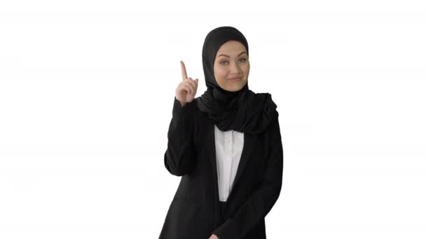 Arabska bizneswoman in hijab kiwnięcie palcem i kiwanie głową w aprobacie na białym tle. — Wideo stockowe