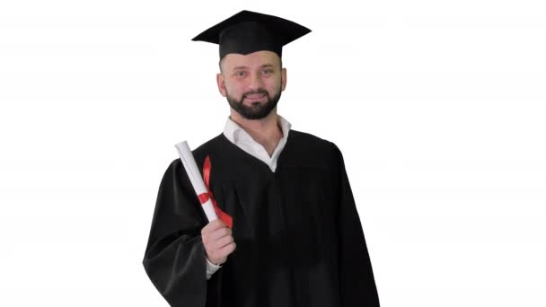 Joven hombre sonriente en su día de graduación sobre fondo blanco. — Vídeos de Stock