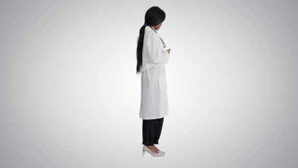 Steteskop reklamı yapan gülümseyen Afro-Amerikan kadın doktor.. — Stok video