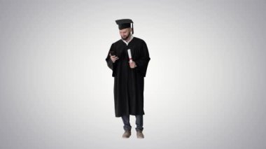 Yüksek lisans öğrencisi telefonda gradyan arka planda mesajlaşıyor..