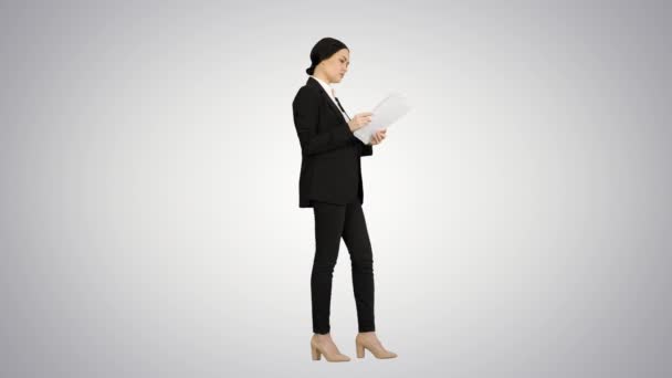 Serious Brunette Businesswoman читання документів на градієнтному фоні. — стокове відео