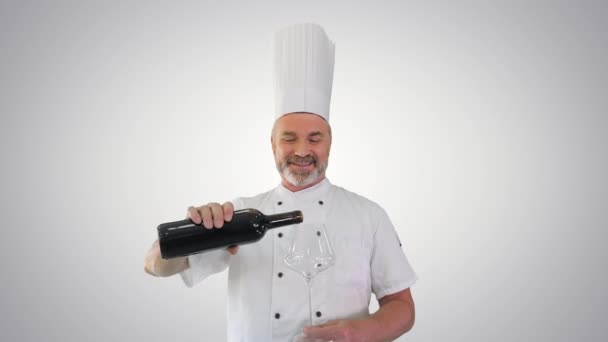 Chef degustação de vinho tinto e apreciá-lo no fundo gradiente. — Vídeo de Stock