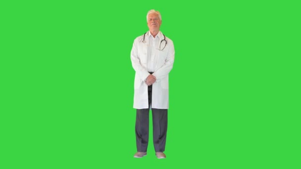 Médecin souriant avec stéthoscope sur un écran vert, Chroma Key. — Video