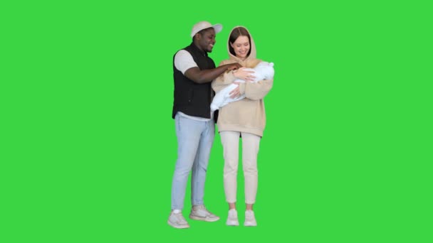 幸せな異人種間のカップル彼らの赤ちゃんを保持グリーンスクリーン,クロマキー. — ストック動画