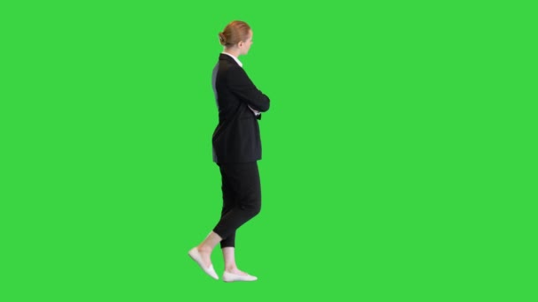 Giovane donna che cammina attraverso il museo o mostra guardando ai lati su uno schermo verde, Chroma Key. — Video Stock