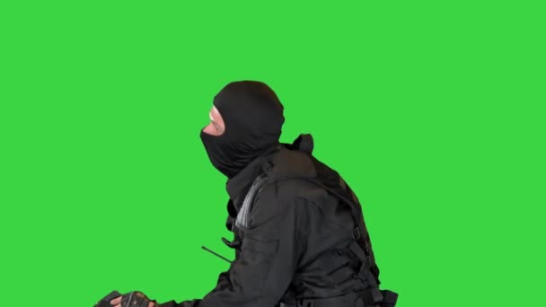 Riot αστυνομικός κάθεται με κράνος μακριά έχοντας ξεκουραστεί σε μια πράσινη οθόνη, Chroma Key. — Αρχείο Βίντεο