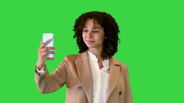 Jonge zwarte dame wandelen en poseren voor een selfie op een groen scherm, Chroma Key. — Stockvideo