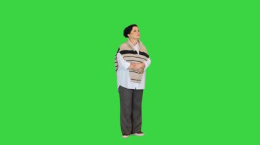Yaşlı ya da orta yaşlı sizi yeşil ekrandan arıyor ya da hoş geldiniz diyor, Chroma Key.