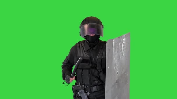 Στρατιώτης με πλήρη στολή με πανοπλία, μπατόν, προστατευτική ασπίδα που τρέχει σε μια πράσινη οθόνη, Chroma Key. — Αρχείο Βίντεο