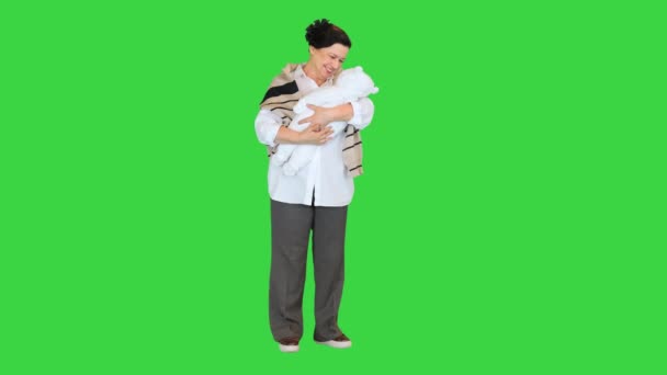 Ευτυχισμένη γιαγιά αγκαλιάζει εγγονή ή της σε μια πράσινη οθόνη, Chroma Key. — Αρχείο Βίντεο