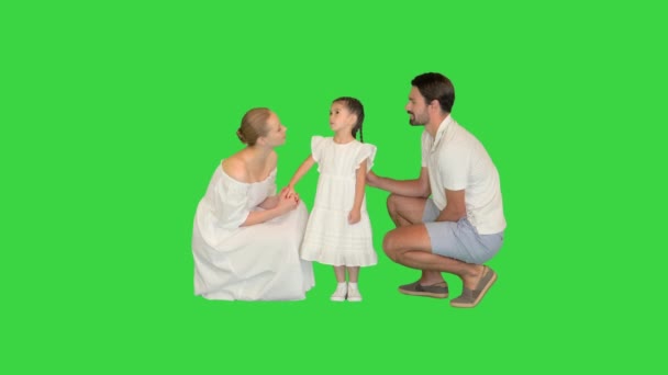 Счастливая дочь разговаривает со своими родителями на зеленом экране, Chroma Key. — стоковое видео