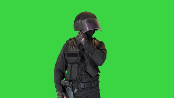 Unité spéciale de police enlevant le casque sur un écran vert, Chroma Key. — Video