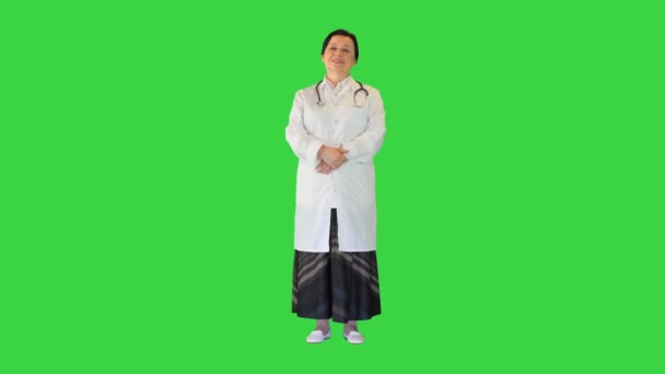 Felice anziano medico femminile in piedi su uno schermo verde, Chroma Key. — Video Stock