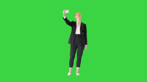 Νεαρή όμορφη επιχειρηματική κοπέλα που παίρνει μια selfie σε μια πράσινη οθόνη, Chroma Key. — Αρχείο Βίντεο
