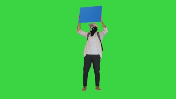 Радикальный протестующий держит пустую карточку и кричит на зеленом экране, Chroma Key. — стоковое видео