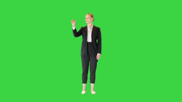 Szőke nő kölcsönhatásba lép egy virtuális valóság képernyőn egy zöld képernyőn, Chroma Key. — Stock videók