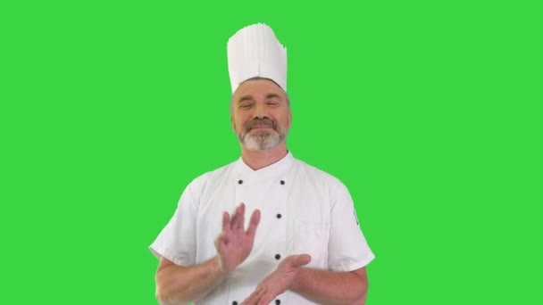 Jefe de cocina aplaudiendo a la cámara y sonriendo en una pantalla verde, Chroma Key. — Vídeo de stock