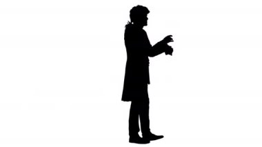 Siluet Adam eski moda frak ve beyaz peruk ile konuşuyor ve ellerini sallayarak kameraya bakıyor..