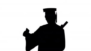 Gülümseyen Afrikalı Amerikalı kadın mezun diplomasıyla özçekim yapıyor, Alpha Channel.