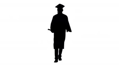 Siluet erkek mezuniyet elbisesi ve havan topu diplomasıyla yürürken kameraya konuşuyor..