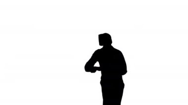 Siluet erkek aşçı kırmızı üniformalı break dans yeşil arka planda bir spatulayla.