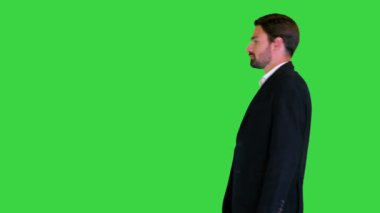 Yakışıklı iş adamı yeşil ekranda yürüyor, Chroma Key.
