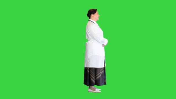 Felice anziano medico femminile in piedi su uno schermo verde, Chroma Key. — Video Stock