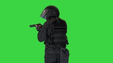 Silahlı Polis Memuru Yeşil Ekran 'da yürürken tabancayla nişan alıyor ve ateş ediyor, Chroma Key.