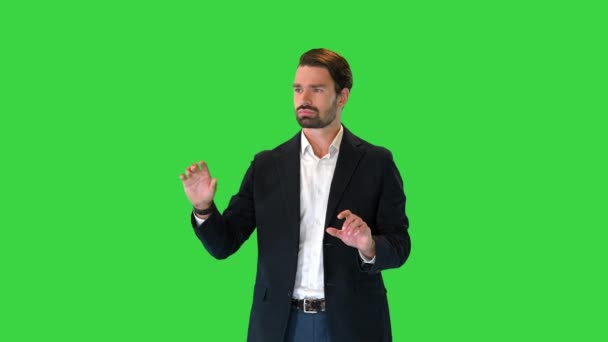 Geschäftsmann berührt einen virtuellen Bildschirm auf einem Green Screen, Chroma Key. — Stockvideo