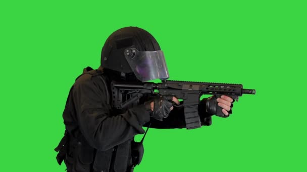 Polícia anti terrorismo lutador de pelotão tiroteio de espingarda em uma tela verde, Chroma Key. — Vídeo de Stock