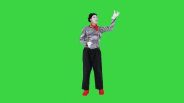 Pandomimci elinde hayali balonlarla Yeşil Ekran üzerinde uçuyor, Chroma Key.