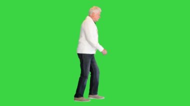 Yeşil Ekran, Chroma Key 'de yürüyen son sınıf öğrencisi..