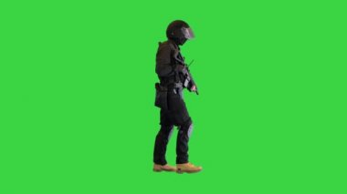 Saldırı tüfekli bir SWAT operatörü Yeşil Ekran, Chroma Key 'de yürüyor..