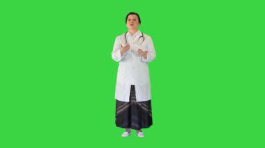 Olgun kadın doktor yeşil ekranda konuşuyor, Chroma Key..