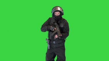 Siyah üniformalı özel harekat askeri Yeşil Ekran 'a nişan aldı, Chroma Key..