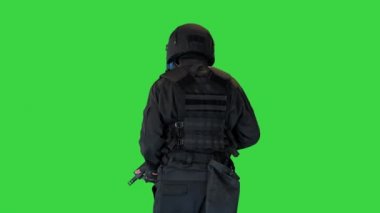 Tüfekli bir polis taktik birimi yeşil ekranda yürüyor, Chroma Key..