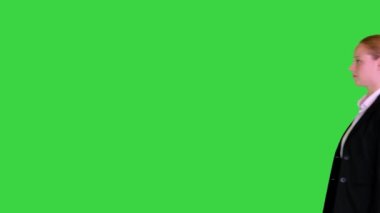 Yeşil Ekran, Chroma Key 'de resmi kıyafetiyle iş kadınının yanından geçiyor..