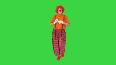 Utangaç Palyaço Düşünüyor ve Yeşil Ekranda Yürüyor, Chroma Anahtarı.