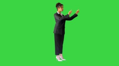 Afro-Amerikalı çalışan, Yeşil Ekran, Chroma Key 'de sanal bir panoda grafikler gösteriyor..